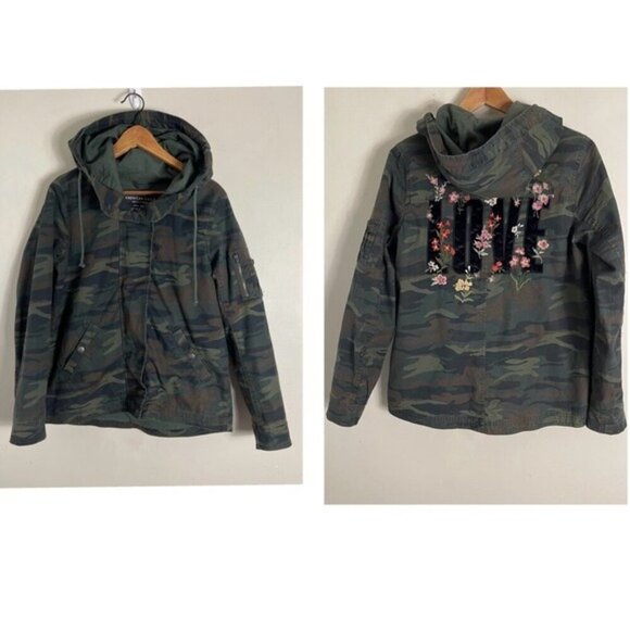 American Eagle Outfitters Jackets & Blazers - American Eagle AE Womens Camo Embroidered "LOVE" Hooded Jacket Size M utility